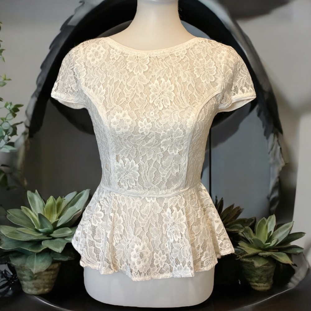 FOREVER NEW Women’s Elegant Ivory Lace Peplum Blouse with Zip Closure. Size 4 XS